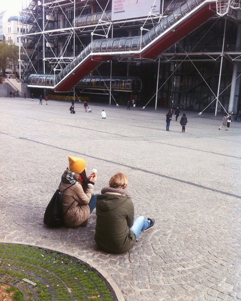 Devant le Centre Pompidou